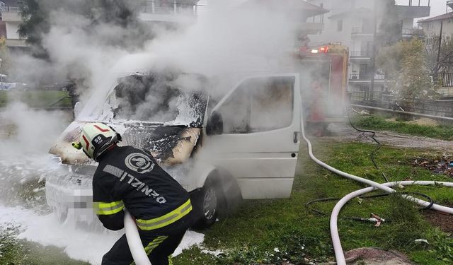 Park halindeki minibüs alevlere teslim oldu