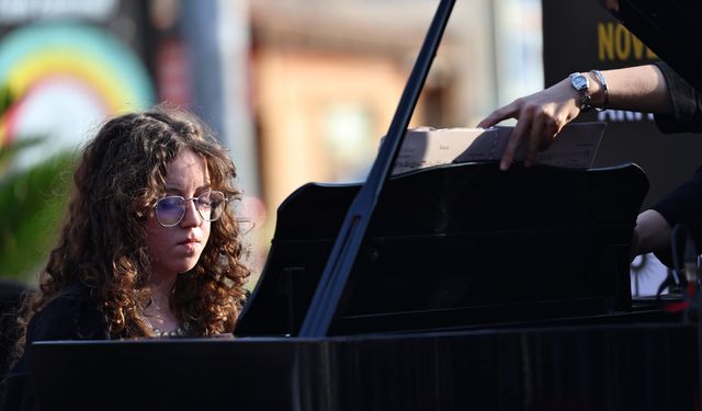 Konservatuvar öğrencilerinden Attaloss Heykeli önünde piyano şöleni