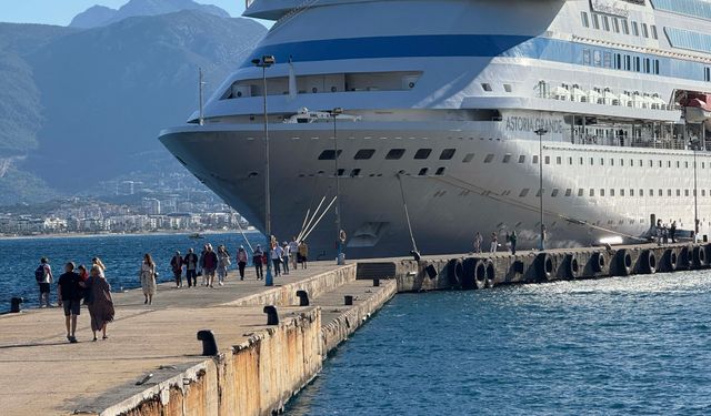 Rus turistler kruvaziyerle Alanya'da