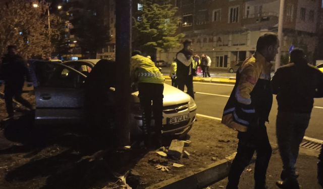 Direksiyon hakimiyetini kaybedip kaldırıma çıktı: 1 yaralı