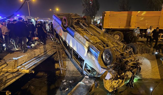 Tarsus’ta yolcu minibüsü ile otomobil çarpıştı