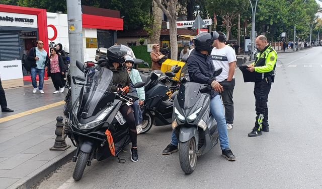Trafik polisinden trafiği tehlikeye düşüren bisikletliye nasihat