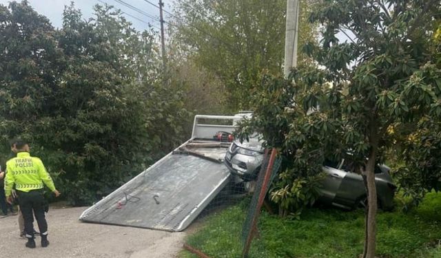 Çekiciye yüklenirken geri viteste unutulan araç rampadan uçtu