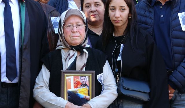 Anne duruşmaya oğlunun fotoğrafıyla geldi