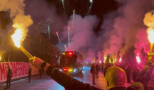 Antalya'da Galatasaray coşkusu! Sarı-kırmızılı kafile şampiyonlar ligi müziğiyle karşılandı