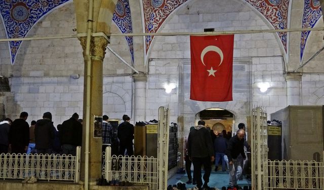 Antalyalılar Regaip Kandili’nde camilerde buluştu