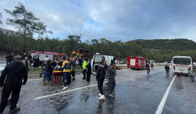 Antalya'da midibüs devrildi: 6 yaralı