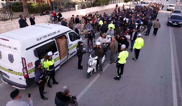 Antalya’da sürücülere 400 kask dağıtıldı