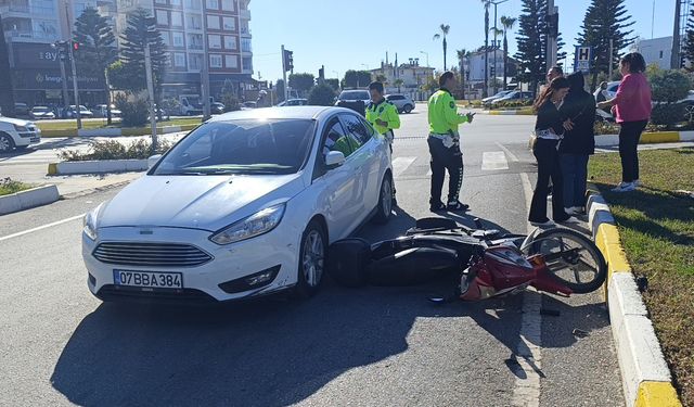 Antalya’da yaya geçidinde otomobil ile motosiklet çarpıştı