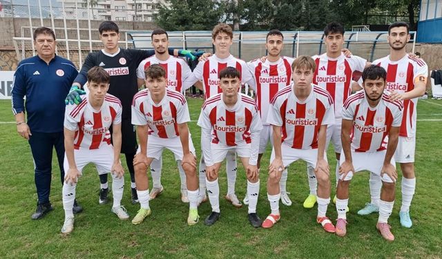 Antalyaspor’un gençlerinden profesyonellere futbol dersi