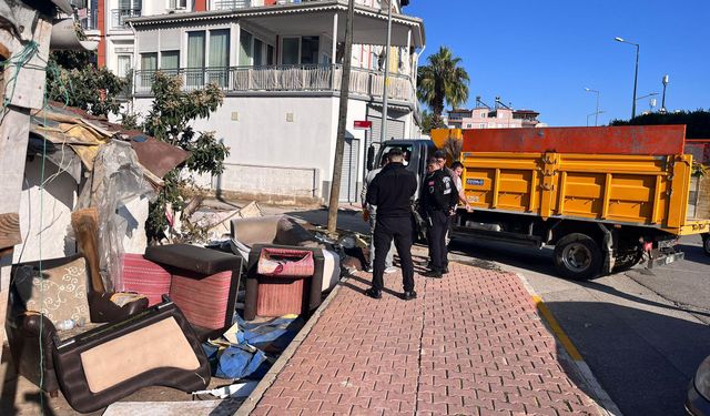 Belediye ev temizledi iki kamyon atık çıktı