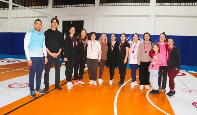 Köyceğiz'de Öğretmenler arası Floor Curling Turnuvası coşkuyla tamamlandı