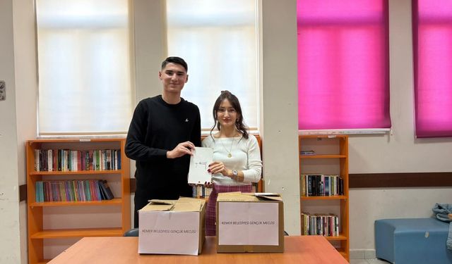 Kemer Belediyesi Gençlik Meclisi’nden eğitime 150 kitaplık destek