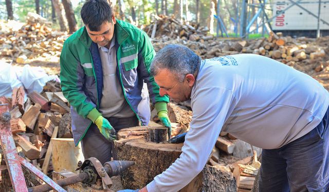 Kumluca Belediyesi’nden ihtiyaç sahibi ailelere yakacak odun desteği