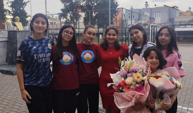 Lösemiyi yenen İkranur 3 yıl sonra okula döndü… okulda çiçek ve balonlarla karşılandı