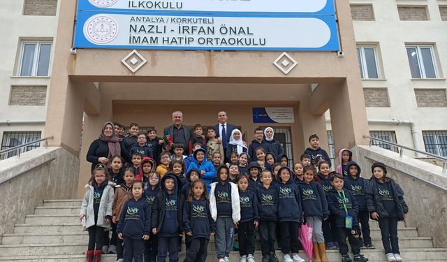 Öğretmen ve öğrencilerden okulu yaptıran hayırsevere vefa