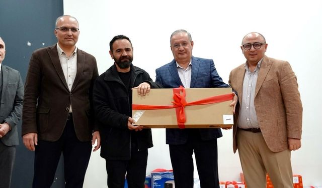 Öğrenciler dışarıda, veliler sınavda