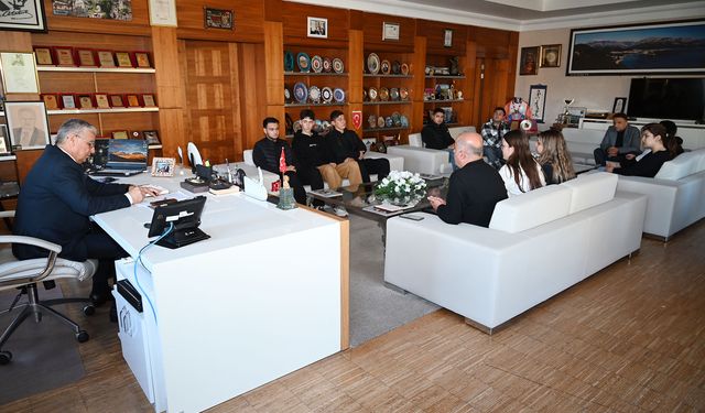 Öğrencilerden Başkan Topaloğlu’na teşekkür ziyareti