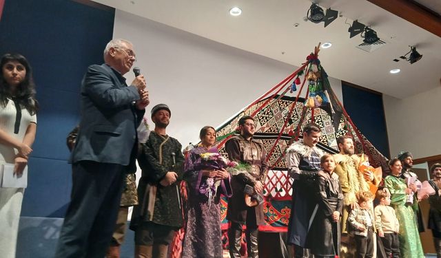 "Özümüzü Kesen Kılınç" ayakta alkışlandı