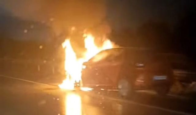 Antalya’da seyir halindeki otomobil alev alev yandı!
