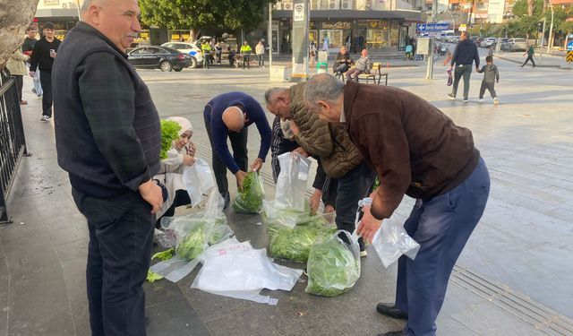 Antalya'da çiftçi ürününü satamayınca ücretsiz dağıttı