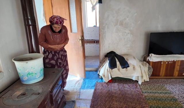 Yokluk içinde yaşadığı eve belediye mutluluk getirdi