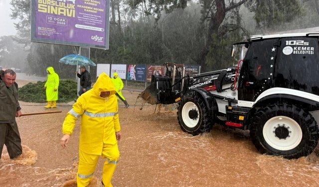 Yağışın etkili olduğu Kemer’de belediye ekipleri aralıksız çalışıyor