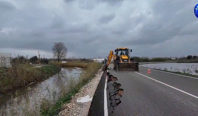 Aksu’da şiddetli sağanak sonrası çöken yolda güçlendirme çalışması