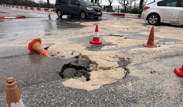 Antalya Muratpaşa’da yol çöktü