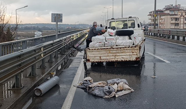 Antalya’daki kamyonet kazasında tüpler yola saçıldı