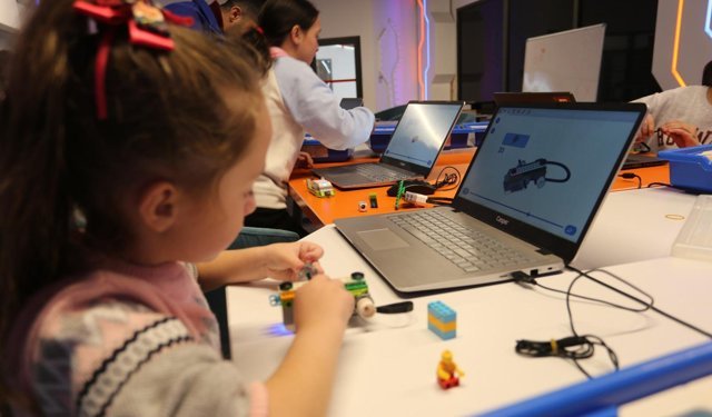 Antalya’da çocuklar tatilde bilimle tanıştı