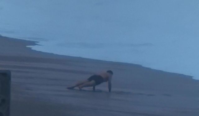 Konyaaltı Sahili'nde dev dalgalara karşı şınav şovu