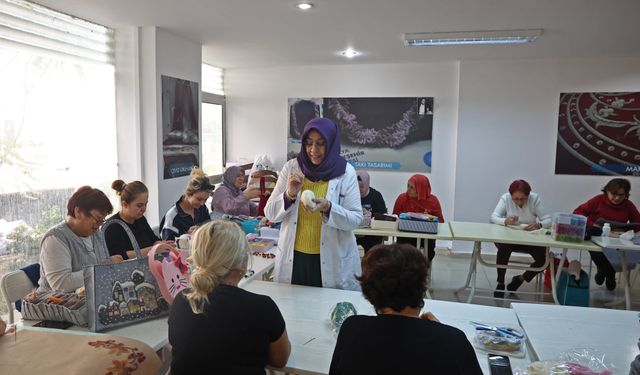 Antalya’da ATASEM kurslarıyla hem meslek hem de sanat öğreniyorlar