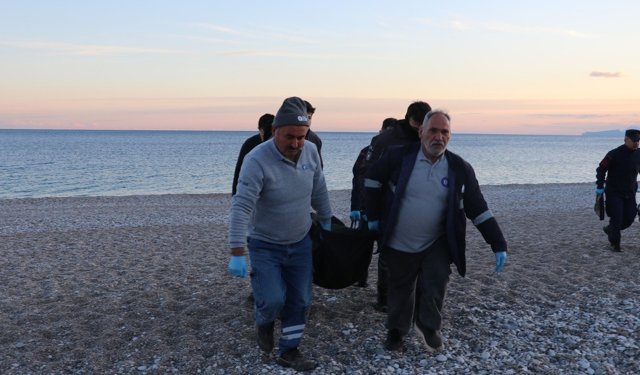 Dünyaca ünlü Konyaaltı Sahili'nde oltaya cansız beden takıldı