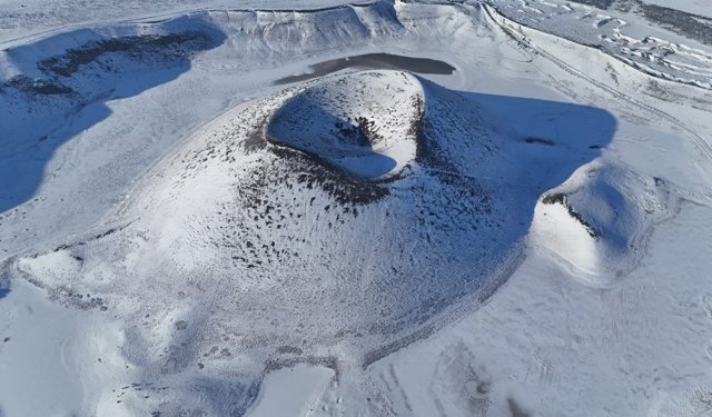 Meke Krater Gölü’ne kar yağdı! Karla birlikte kartpostallık manzaralar oluştu