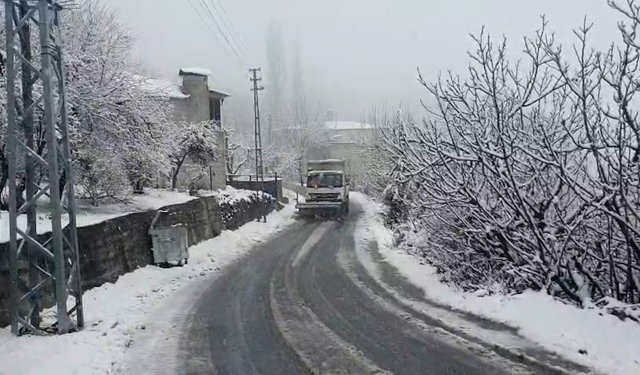 Mersin’in yüksek kesimlerinde karla mücadele sürüyor