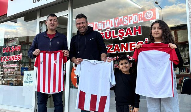 Arda Turan ve oyuncular imzaladı, küçük taraftar sevindi