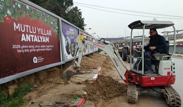 Aksu Belediyesi sel felaketinin izlerini siliyor