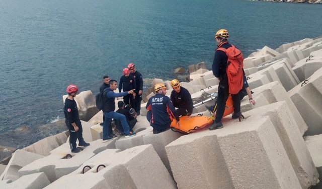 Antalya’da beton bloklar arasında can pazarı