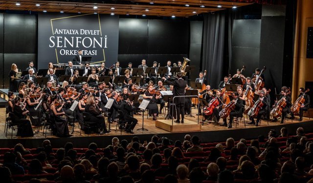 Antalya’da senfoni rüzgârı esti