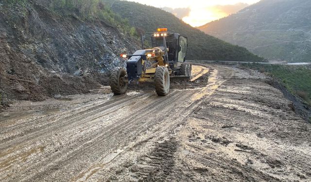 Antalya’nın çöken yolları için gece gündüz çalışma devam ediyor