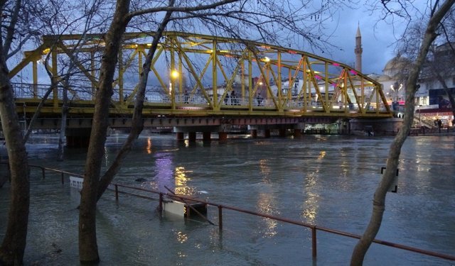 Antalya’nın turisttik ilçesi Manavgat’ta tesisler tehlike altında