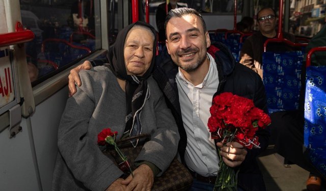 Başkan Vekili Çiçek ve eşi Sevgililer Gününde çiçek dağıttı