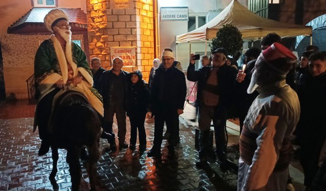 Burdur’da camiye giden çocuklara Nasreddin Hoca sürprizi