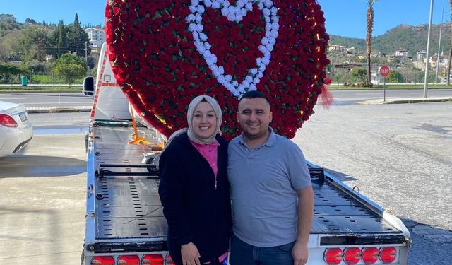 Çekicinin vincini 777 gülle donatıp eşine sürpriz yaptı