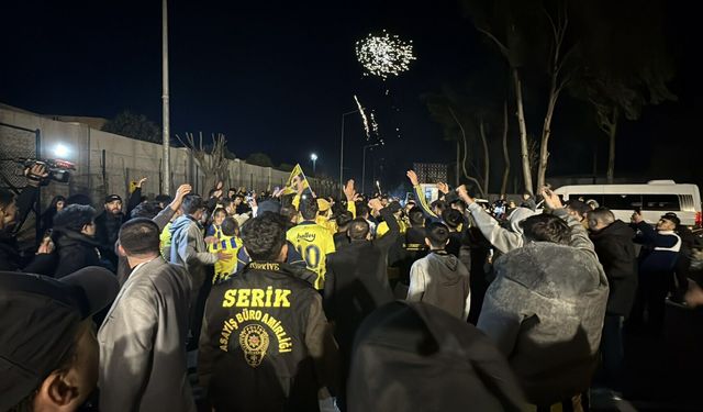 Antalyaspor maçı öncesinde sarı-lacivertli kafileye Antalya'da coşkulu karşılama