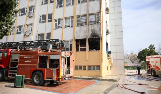 Antalya da okulda yangın paniği