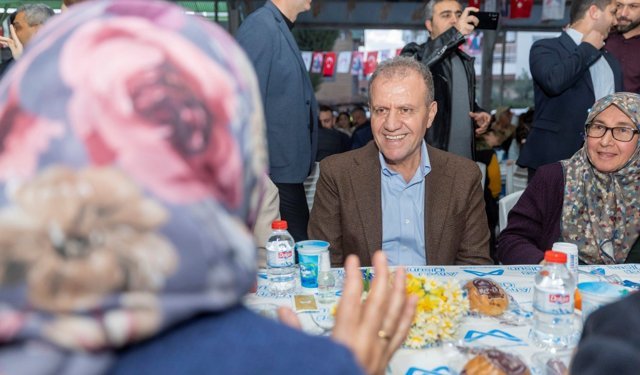 Mersin Büyükşehir Belediye Başkanı Vahap Seçer vatandaşlarla iftarda buluştu