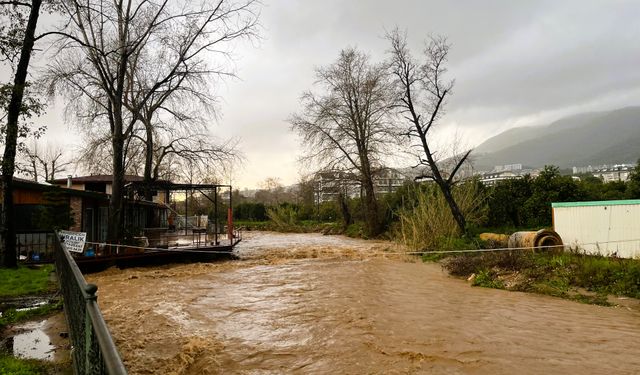 Oba Çayı taştı, Alanya'yı sel vurdu