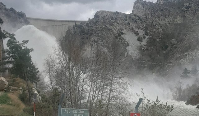 Sağanak sonrası Oymapınar Barajı'nda su tahliyesi başlatıldı